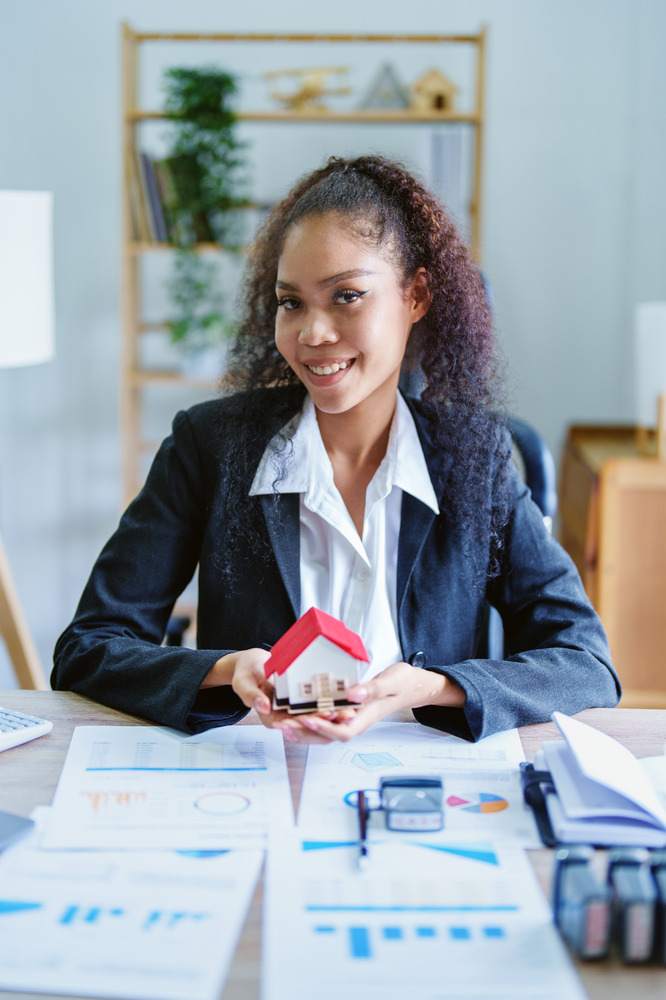african-americans-real-estate-agent-delivering-hom-2025-01-10-15-06-28-utc (1)